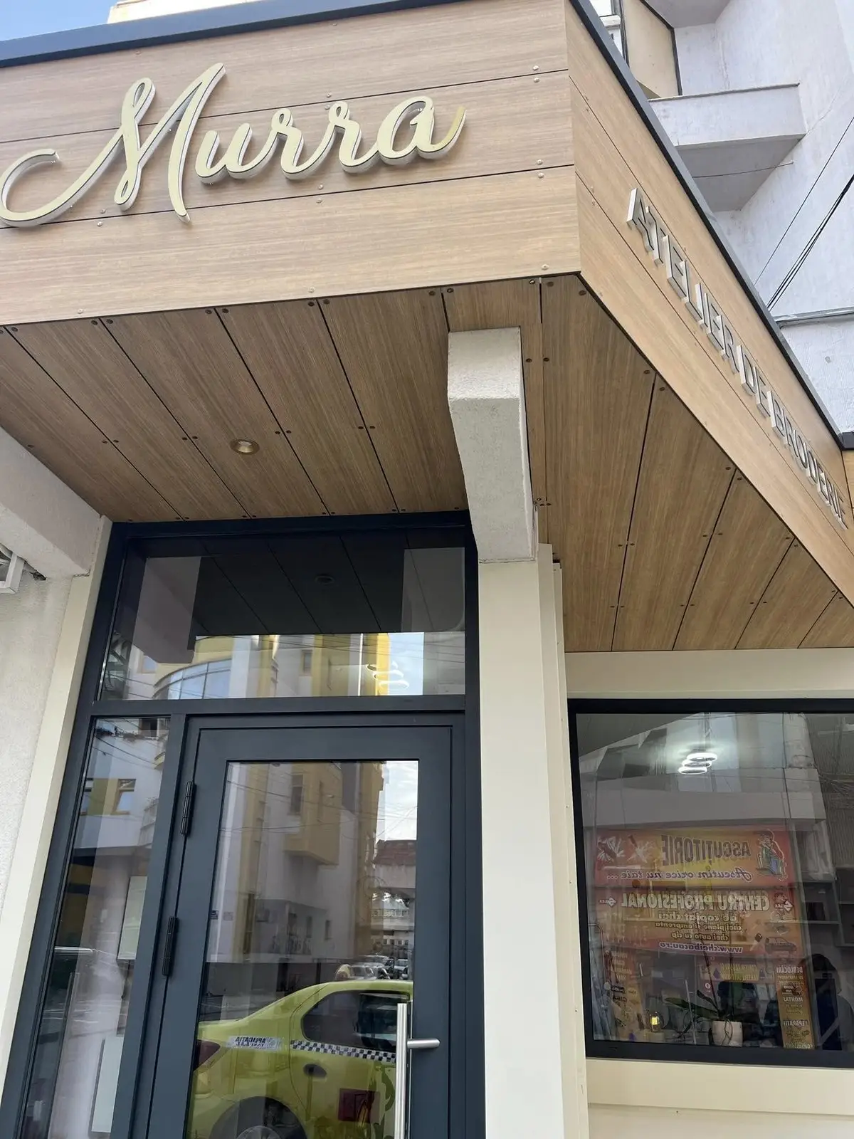 Intrarea în atelierul Murra din Bacău, cu inscripția Murra deasupra ușii