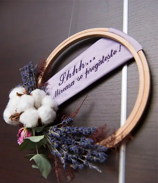 Gherghef de broderie decorat cu lavandă, bumbac și panglică brodată cu mesajul „Shhh… Mireasa se pregătește!”