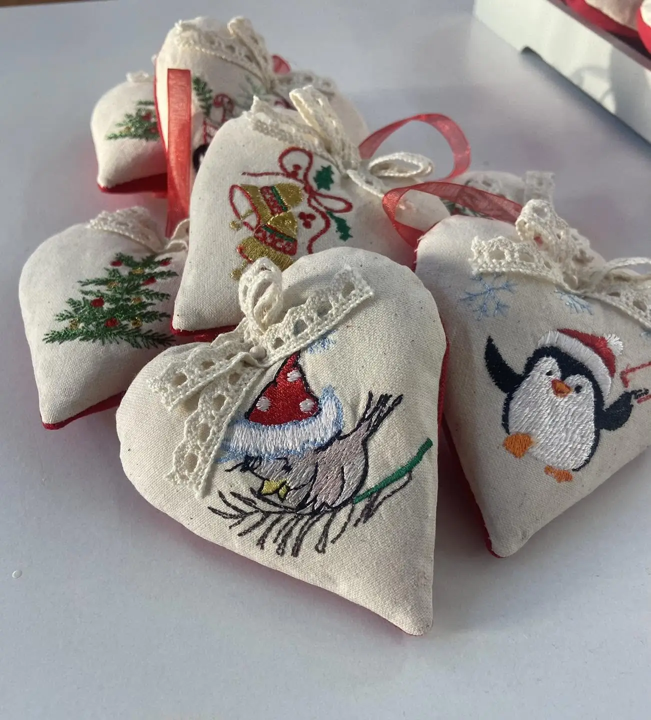 Inimioare textile brodate cu pinguin, brad, păsărică și clopoței, decorate cu dantelă