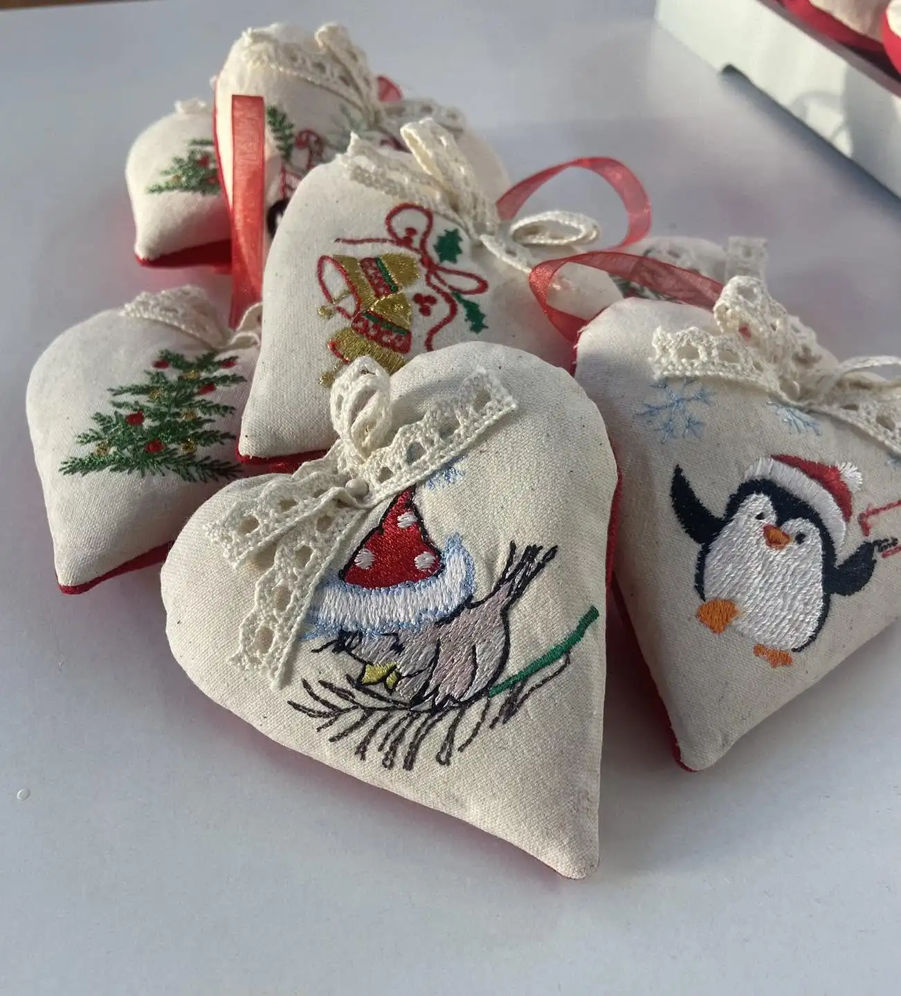 Inimioare textile brodate cu pinguin, brad, păsărică și clopoței, decorate cu dantelă