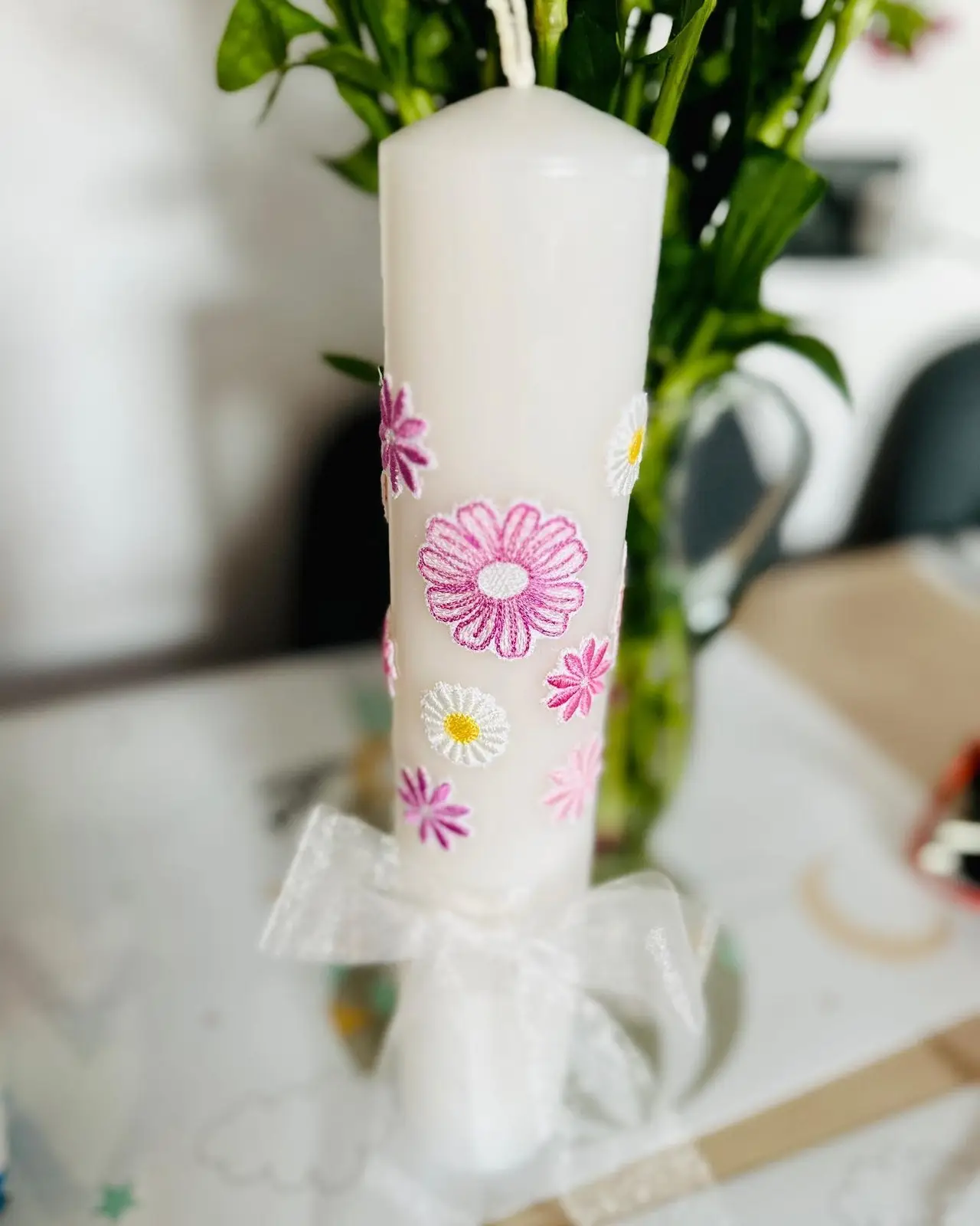 Lumânare de botez albă decorată cu margarete roz brodate și tul