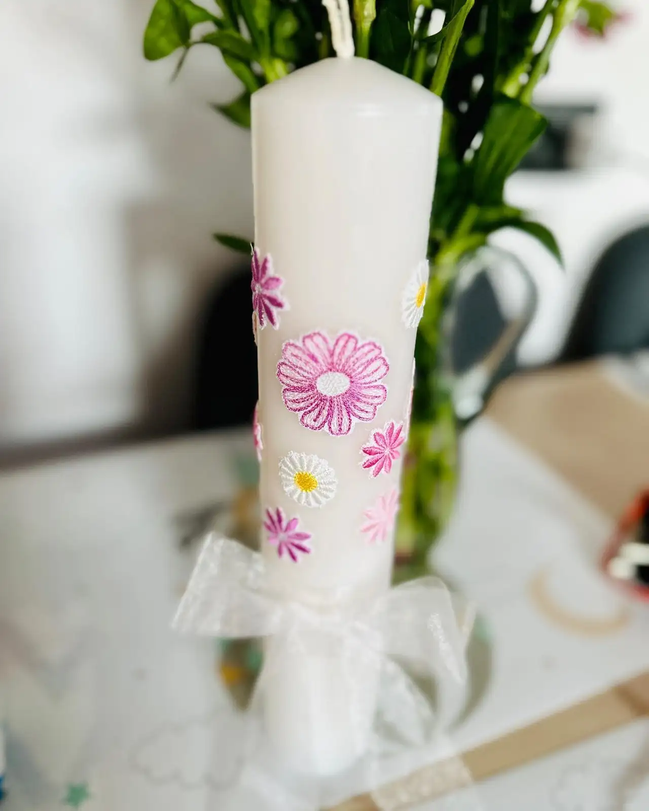 Lumânare de botez albă decorată cu margarete roz brodate și tul