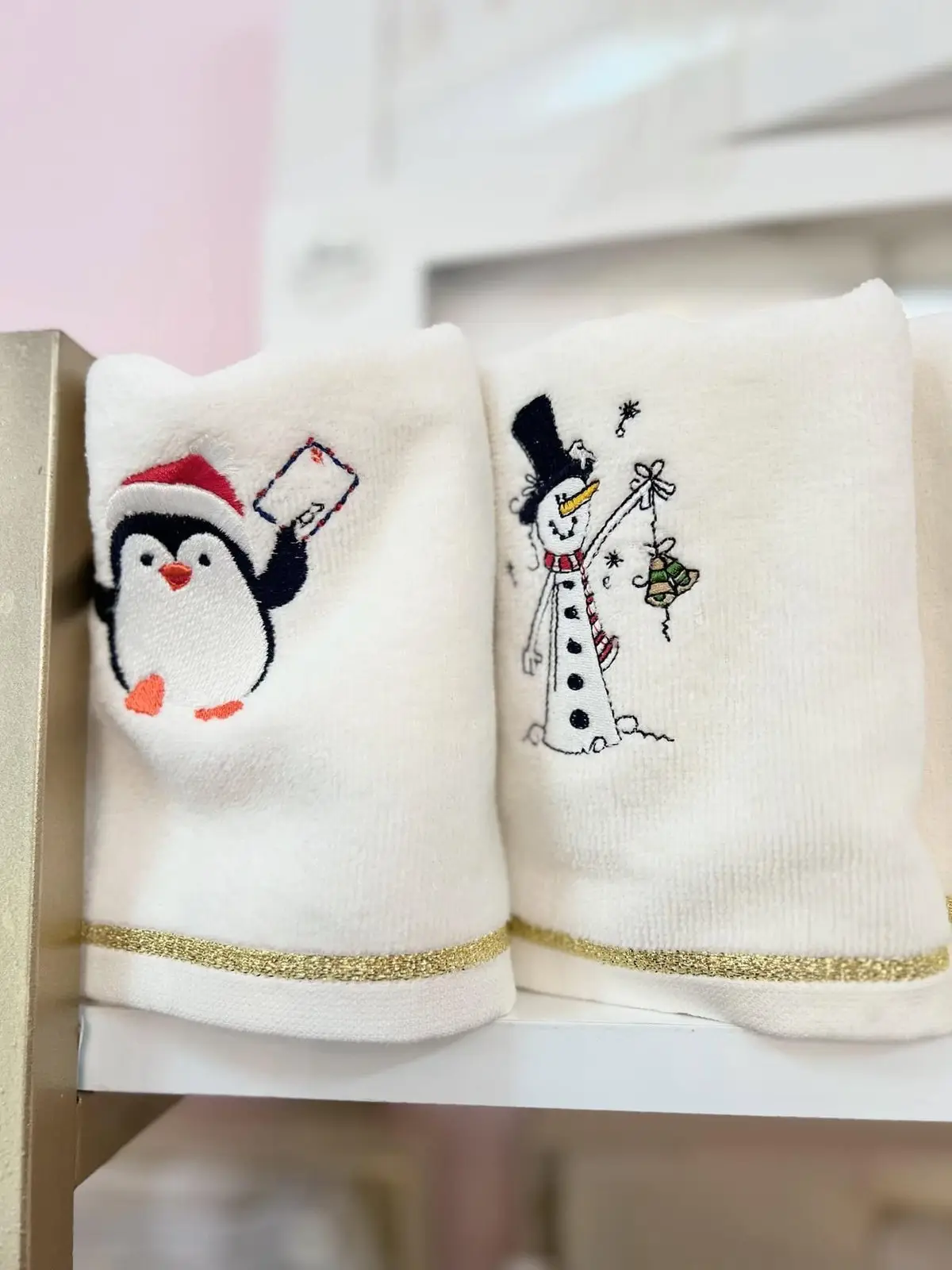 Prosoape crem de Crăciun brodate cu un pinguin și un om de zăpadă