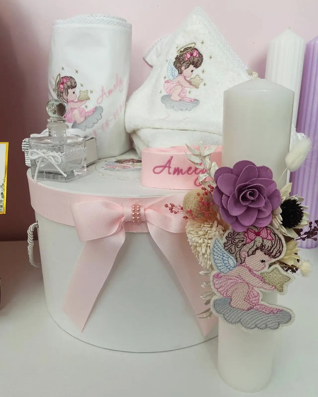 Set de botez pentru fetiță: cutie rotundă, lumânare decorată cu îngeraș și flori mov, prosop brodat