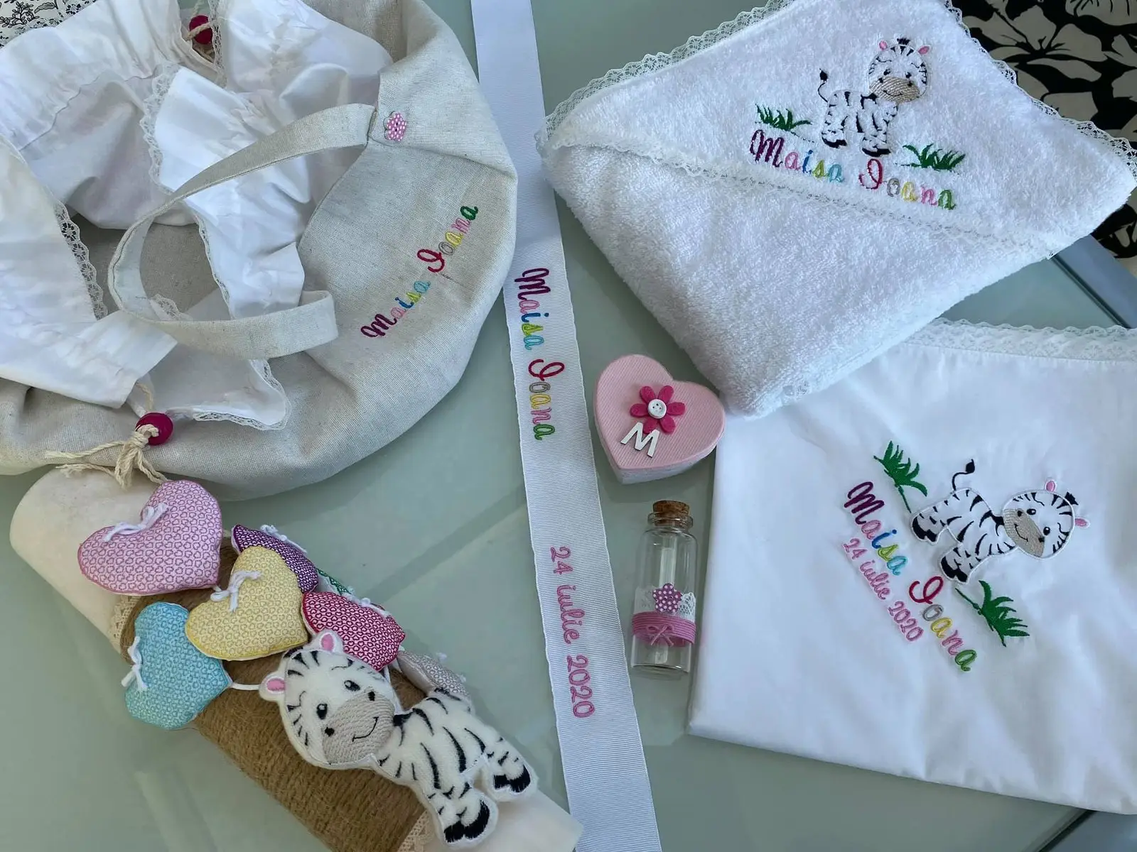Trusou de botez cu zebre brodate: prosop cu glugă, săculeț și accesorii cu numele copilului
